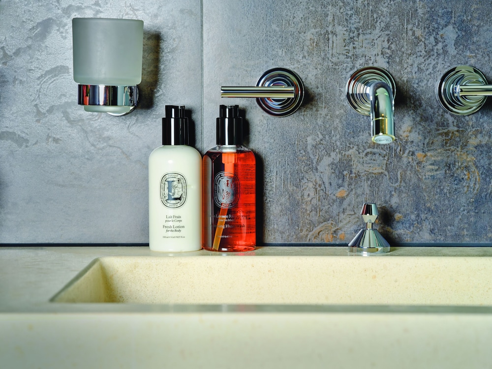 HABITACIÓN SUPERIOR - 1 Cama Queen - VISTAS AL JARDÍN, PATIO INTERIOR O A LA CIUDAD del hotel Sofitel Legend The Grand Amsterdam. Foto 7