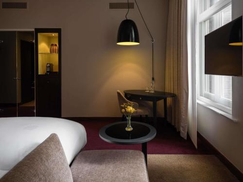 HABITACIÓN SUPERIOR - 1 Cama Queen Size - Vistas al Canal del hotel Sofitel Legend The Grand Amsterdam. Foto 3
