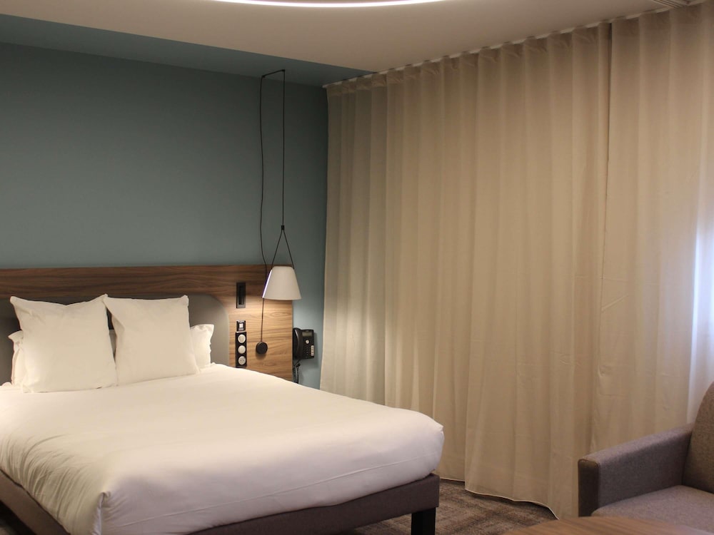 Suite superior, 1 cama de matrimonio con sofá cama del hotel Novotel Suites Rouen Normandie. Foto 2