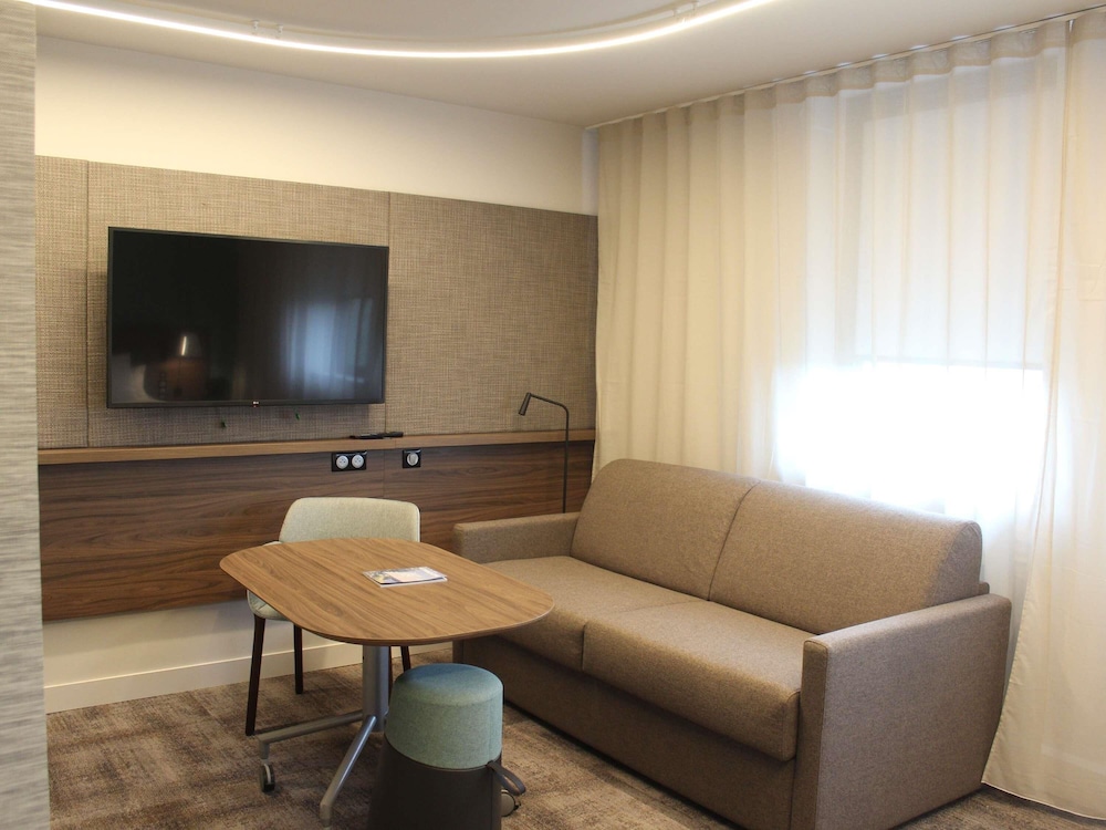 Suite superior, 1 cama de matrimonio con sofá cama del hotel Novotel Suites Rouen Normandie. Foto 3
