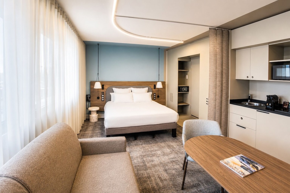 Suite superior, varias camas del hotel Novotel Suites Rouen Normandie