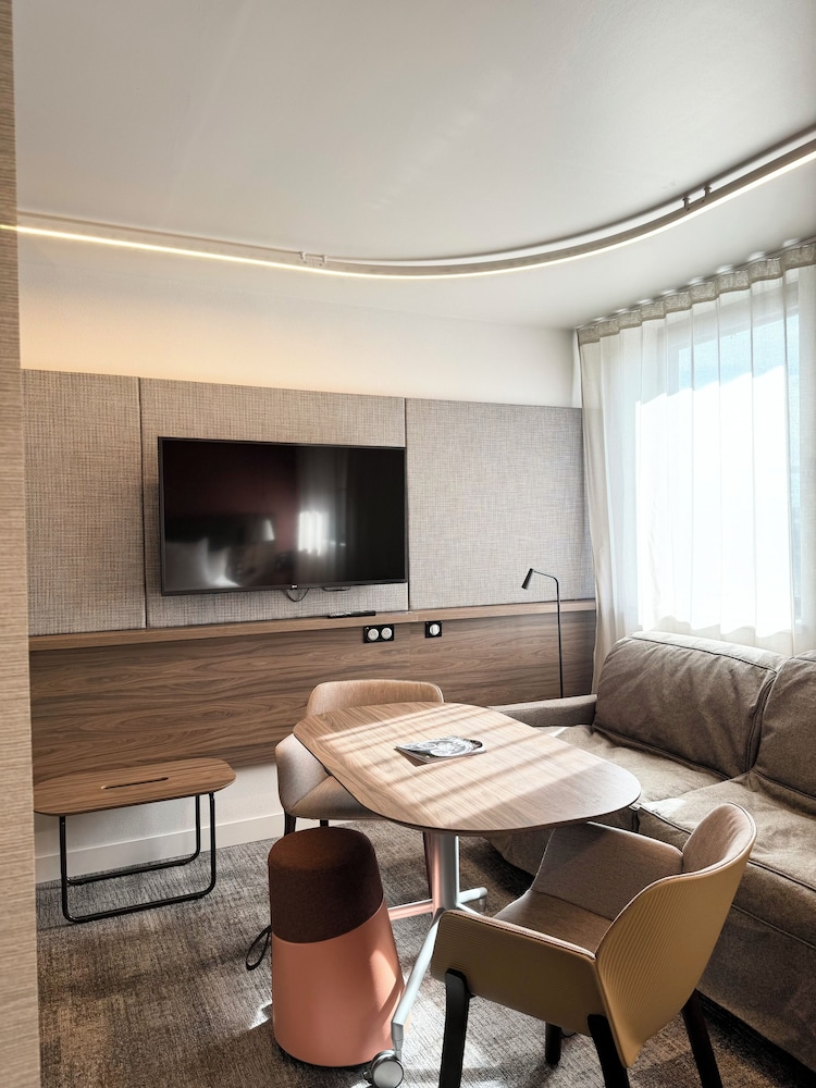 Suite superior, varias camas del hotel Novotel Suites Rouen Normandie. Foto 1