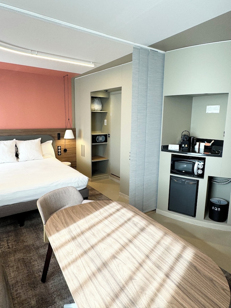 Suite superior, varias camas del hotel Novotel Suites Rouen Normandie. Foto 2