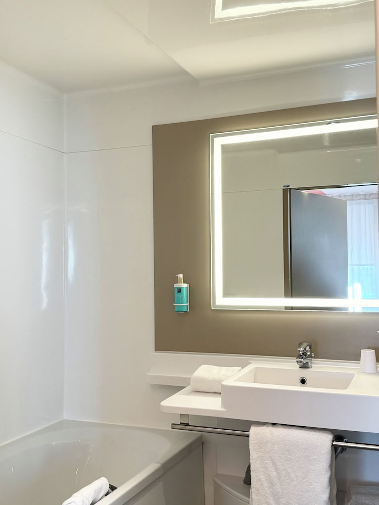 Suite superior, varias camas del hotel Novotel Suites Rouen Normandie. Foto 6