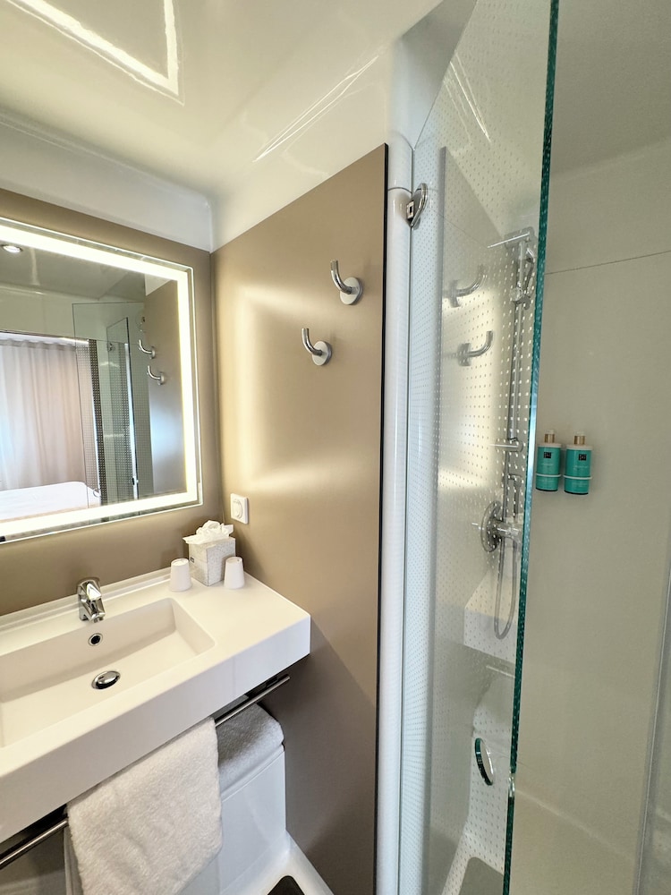 Suite superior, varias camas del hotel Novotel Suites Rouen Normandie. Foto 7