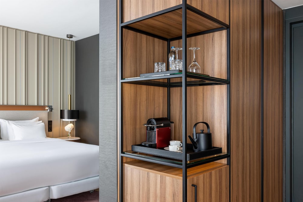 Habitación Premium, balcón del hotel Nh Collection Amsterdam Flower Market. Foto 5