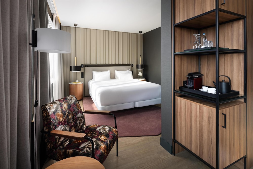 Habitación Premium, balcón del hotel Nh Collection Amsterdam Flower Market. Foto 9