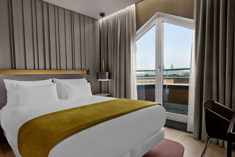 Superior Room, View and Balcony del hotel Nh Collection Amsterdam Flower Market