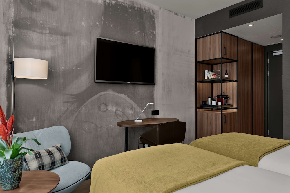 Superior Room, View and Balcony del hotel Nh Collection Amsterdam Flower Market. Foto 1