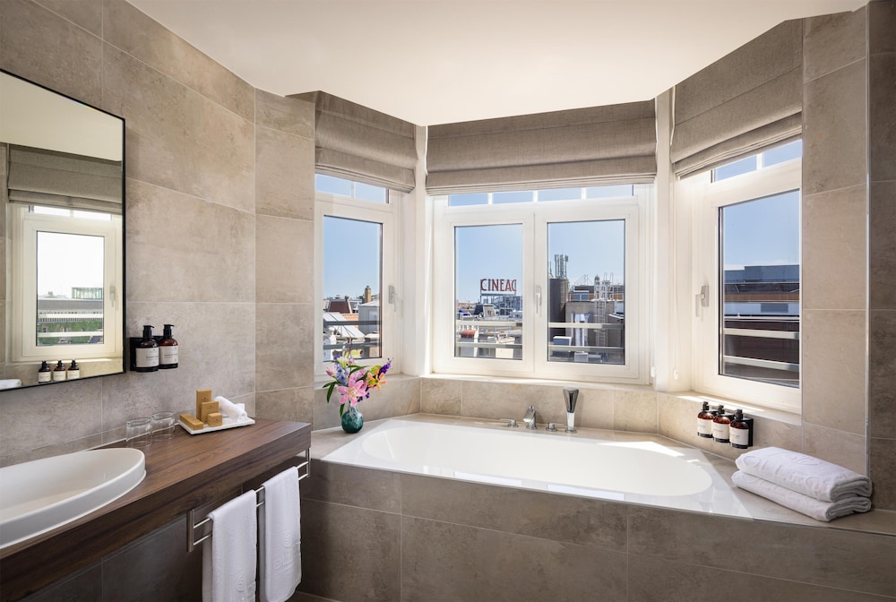 Suite junior (View, Extra Bed 3 Adults) del hotel Nh Collection Amsterdam Flower Market. Foto 7