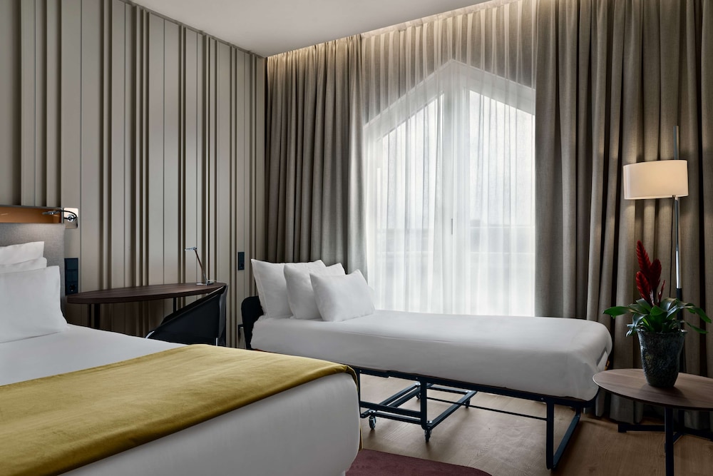 Habitación Premium, balcón (Extra Bed 2 adults + 1 child) del hotel Nh Collection Amsterdam Flower Market. Foto 2