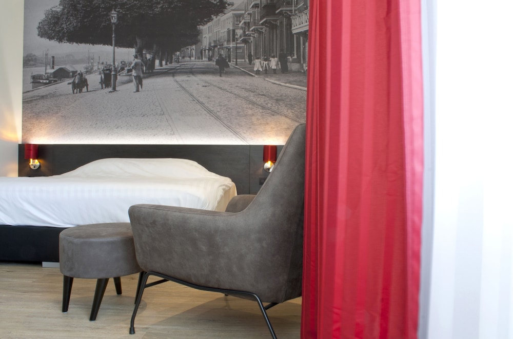 Habitación Deluxe, 1 cama de matrimonio grande del hotel Bastion Amsterdam Amstel. Foto 1
