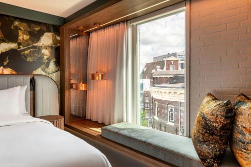 Habitación Doble Deluxe con cama extragrande y vistas a la ciudad del hotel Renaissance Amsterdam