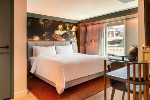 Habitación Doble Deluxe con cama extragrande y vistas a la ciudad del hotel Renaissance Amsterdam. Foto 2