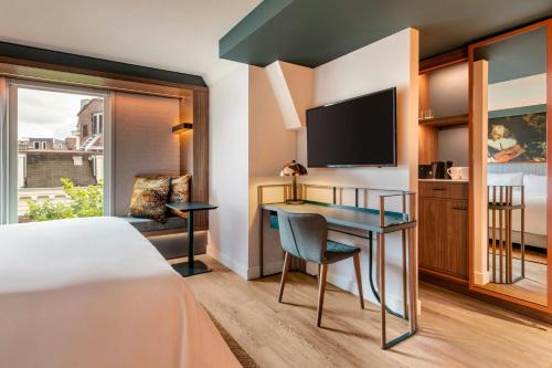 Habitación Doble Deluxe con cama extragrande y vistas a la ciudad del hotel Renaissance Amsterdam. Foto 3