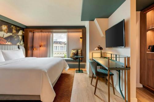 Habitación Doble Deluxe con cama extragrande y vistas a la ciudad del hotel Renaissance Amsterdam. Foto 4
