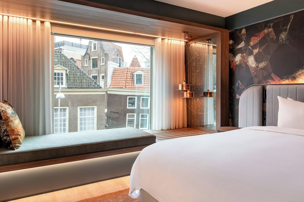 Habitación Deluxe, 1 cama de matrimonio grande del hotel Renaissance Amsterdam. Foto 4