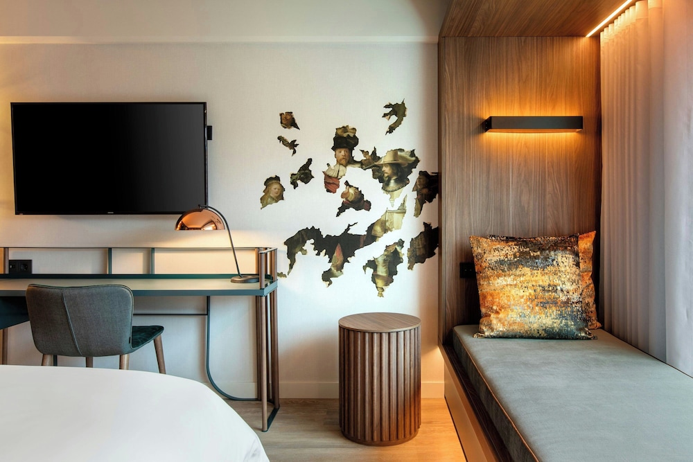Habitación Deluxe, 1 cama de matrimonio grande del hotel Renaissance Amsterdam. Foto 5