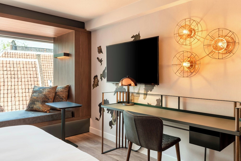 Habitación Deluxe, 1 cama de matrimonio grande del hotel Renaissance Amsterdam. Foto 6