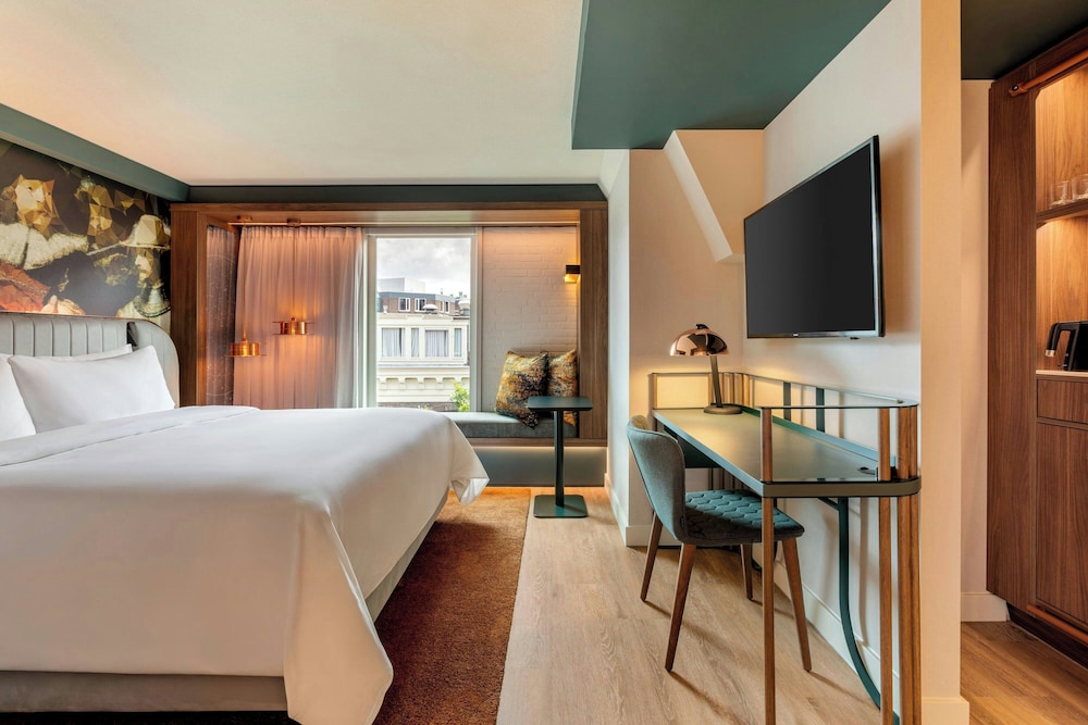 Habitación Deluxe, 1 cama de matrimonio grande del hotel Renaissance Amsterdam. Foto 8