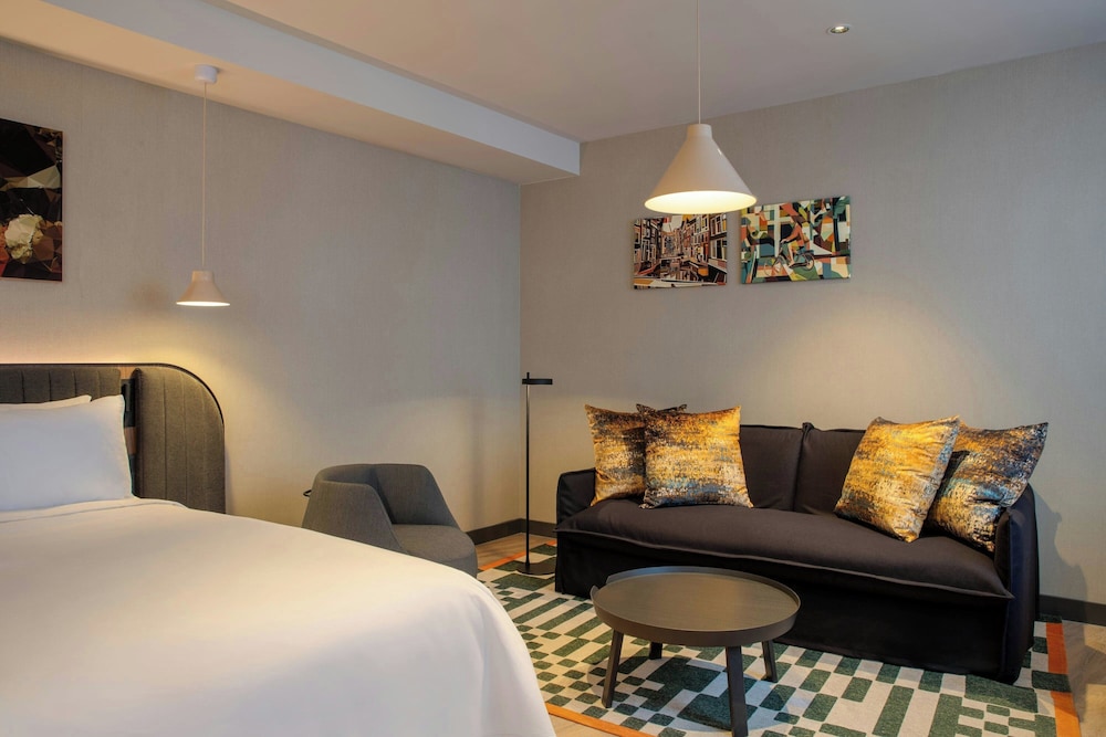 Habitación Deluxe, 1 cama de matrimonio grande del hotel Renaissance Amsterdam. Foto 9