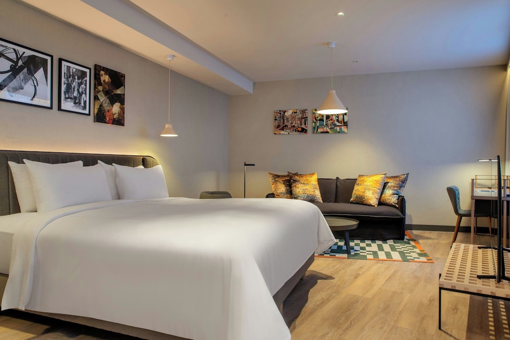 Habitación Deluxe, 1 cama de matrimonio grande del hotel Renaissance Amsterdam. Foto 10