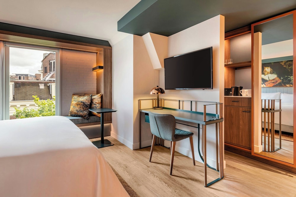 Habitación Deluxe, 1 cama de matrimonio grande del hotel Renaissance Amsterdam. Foto 12