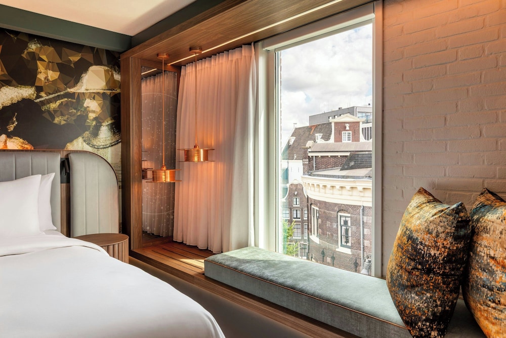 Habitación Deluxe, 1 cama de matrimonio grande del hotel Renaissance Amsterdam. Foto 17
