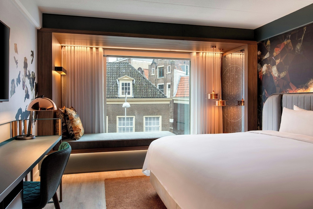Habitación triple, 1 cama de matrimonio grande (View) del hotel Renaissance Amsterdam. Foto 1