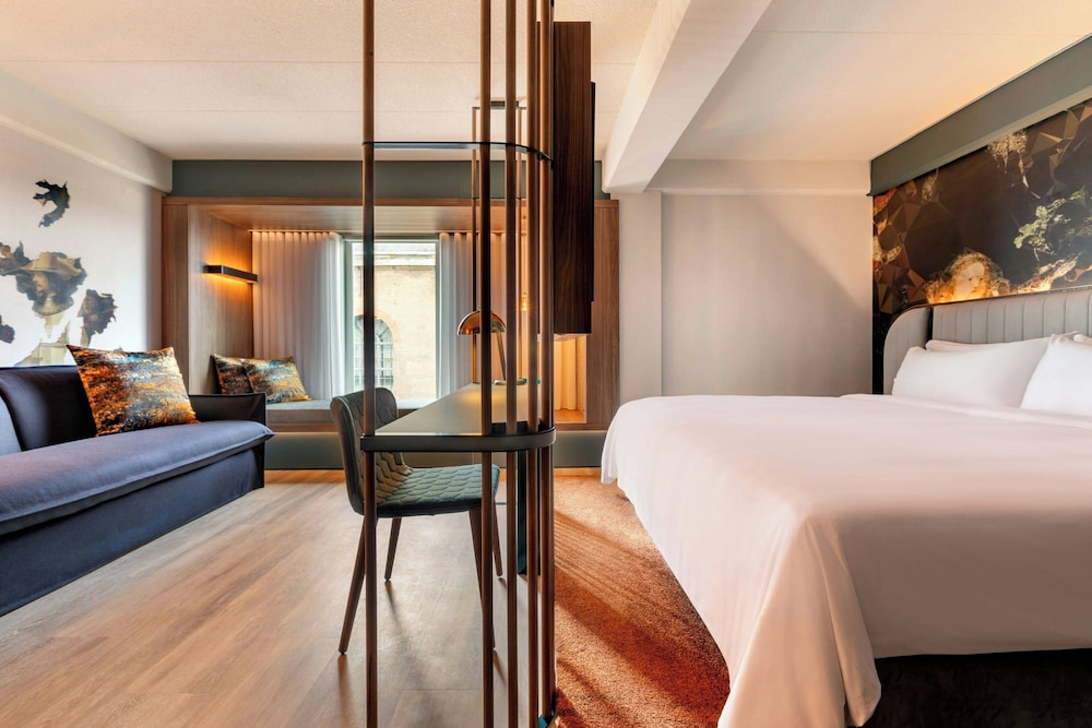 Habitación familiar, 1 cama de matrimonio grande con sofá cama del hotel Renaissance Amsterdam
