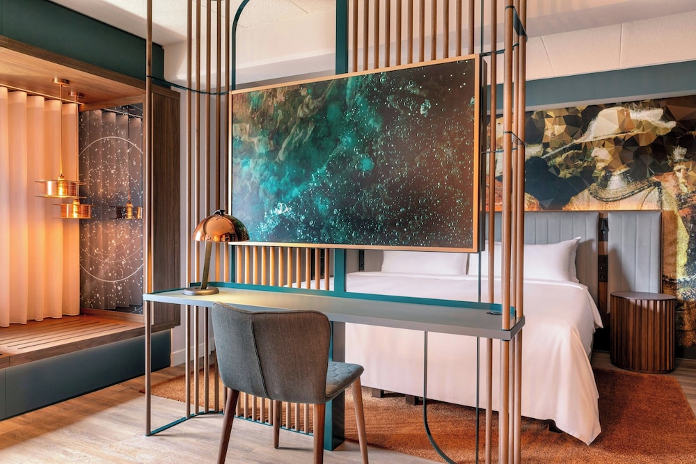 Habitación familiar, 1 cama de matrimonio grande con sofá cama del hotel Renaissance Amsterdam. Foto 1