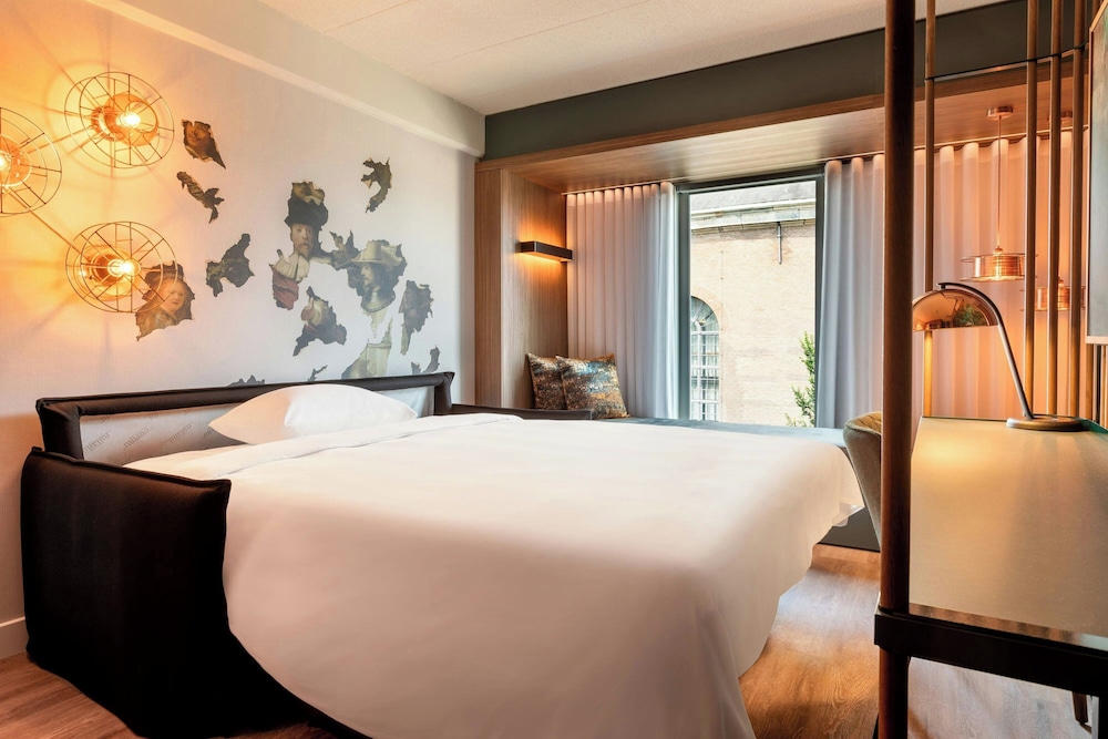 Habitación familiar, 1 cama de matrimonio grande con sofá cama del hotel Renaissance Amsterdam. Foto 2