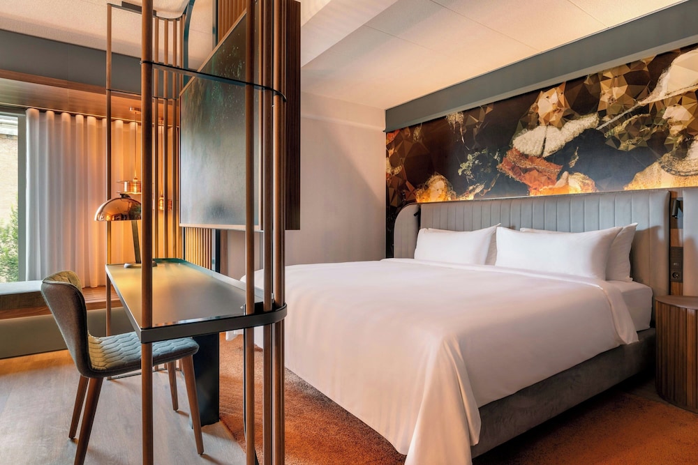 Habitación familiar, 1 cama de matrimonio grande con sofá cama del hotel Renaissance Amsterdam. Foto 3