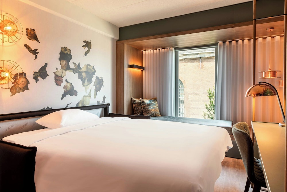 Habitación familiar, 1 cama de matrimonio grande con sofá cama del hotel Renaissance Amsterdam. Foto 4