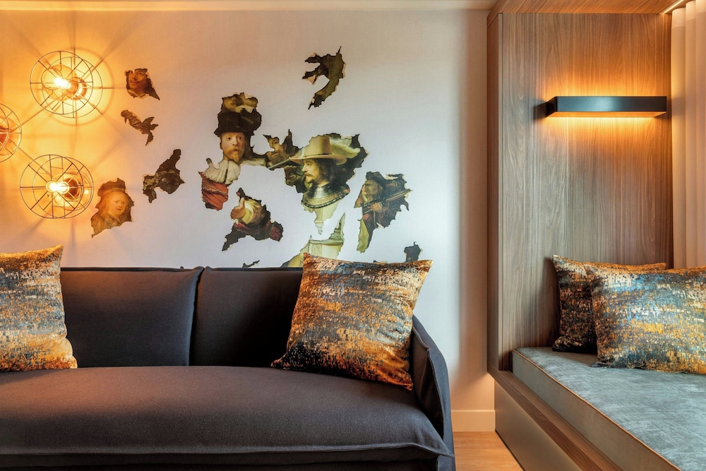 Habitación familiar, 1 cama de matrimonio grande con sofá cama del hotel Renaissance Amsterdam. Foto 6