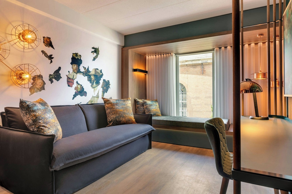 Habitación familiar, 1 cama de matrimonio grande con sofá cama del hotel Renaissance Amsterdam. Foto 8