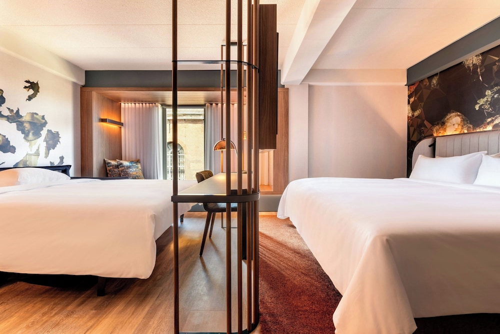 Habitación familiar, 1 cama de matrimonio grande con sofá cama del hotel Renaissance Amsterdam. Foto 9