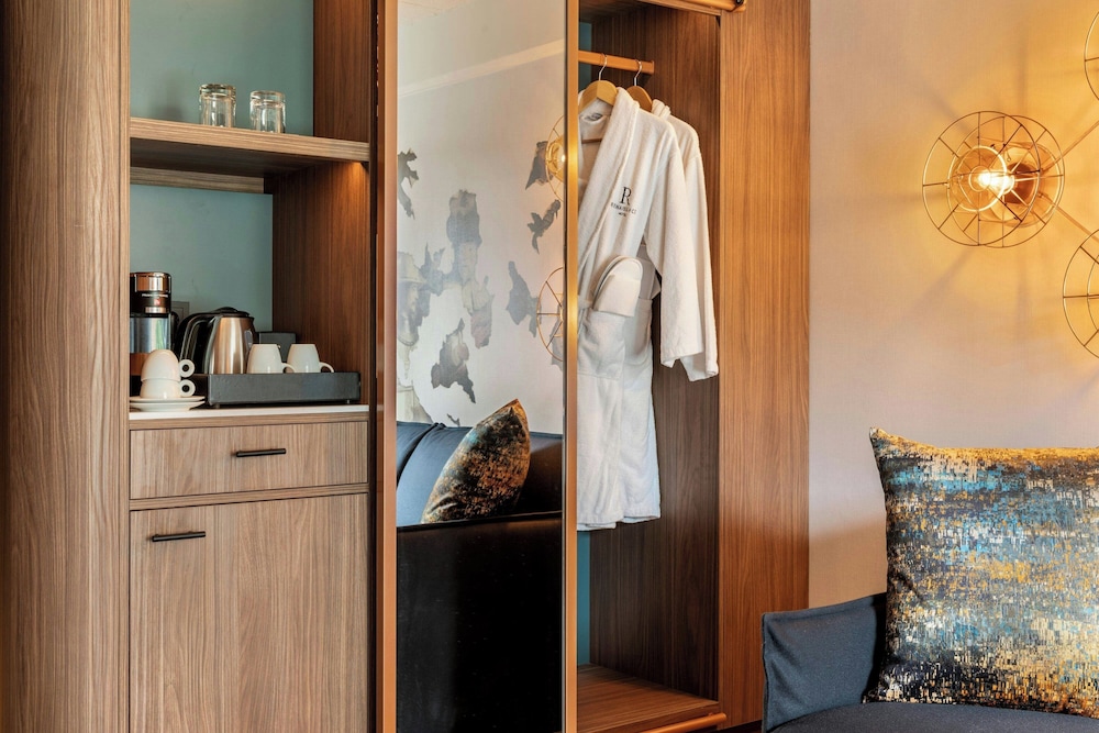 Habitación familiar, 1 cama de matrimonio grande con sofá cama del hotel Renaissance Amsterdam. Foto 10