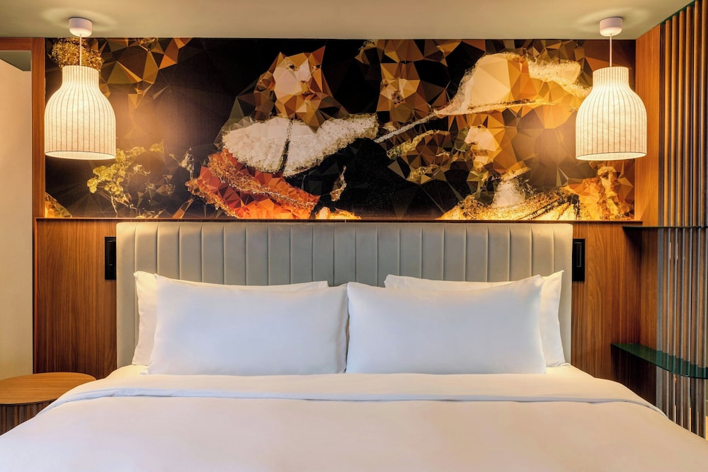 Habitación familiar, 1 cama de matrimonio grande con sofá cama del hotel Renaissance Amsterdam. Foto 11