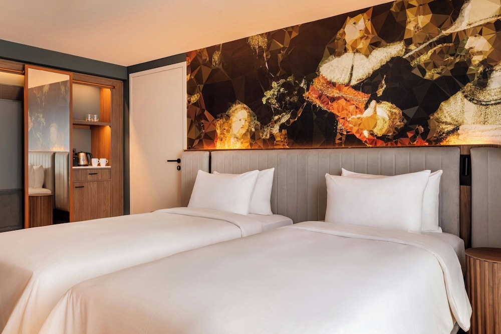 Habitación familiar, 1 cama de matrimonio grande con sofá cama del hotel Renaissance Amsterdam. Foto 12