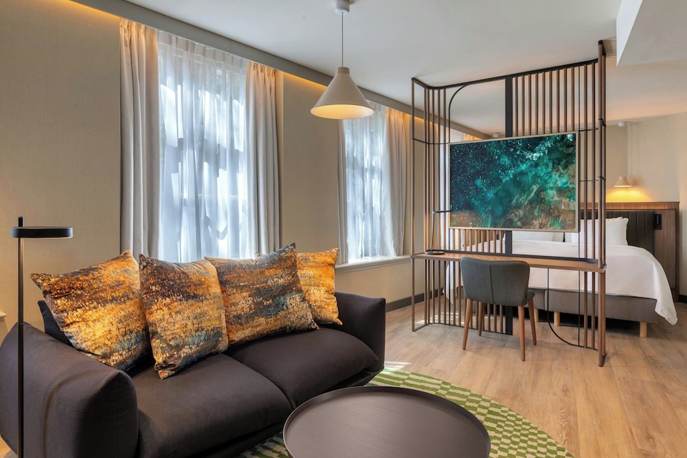 Habitación familiar, 1 cama de matrimonio grande con sofá cama del hotel Renaissance Amsterdam. Foto 13