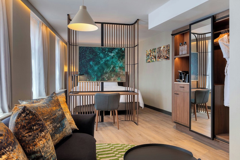 Habitación familiar, 1 cama de matrimonio grande con sofá cama del hotel Renaissance Amsterdam. Foto 14
