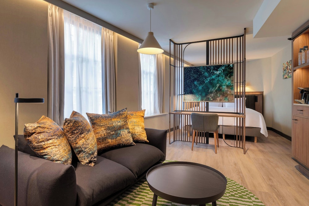 Habitación familiar, 1 cama de matrimonio grande con sofá cama del hotel Renaissance Amsterdam. Foto 15