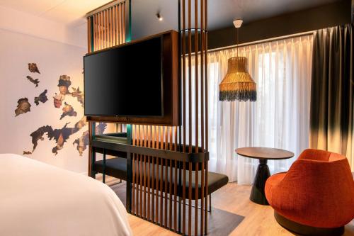 Habitación con cama extragrande. del hotel Renaissance Amsterdam. Foto 2