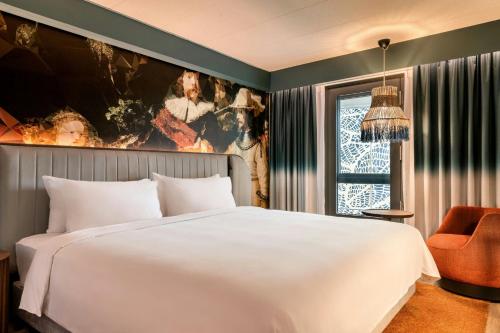 Habitación más grande con cama extragrande - Acceso al club lounge del hotel Renaissance Amsterdam. Foto 2