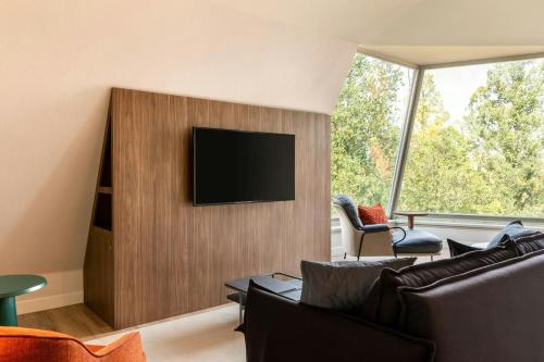 Suite con cama extragrande y sofá cama - Acceso al salón Club del hotel Renaissance Amsterdam. Foto 9