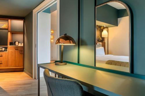 Suite con cama extragrande y sofá cama - Acceso al salón Club del hotel Renaissance Amsterdam. Foto 10