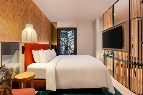 Habitación Doble Confort con cama grande del hotel Renaissance Amsterdam. Foto 1