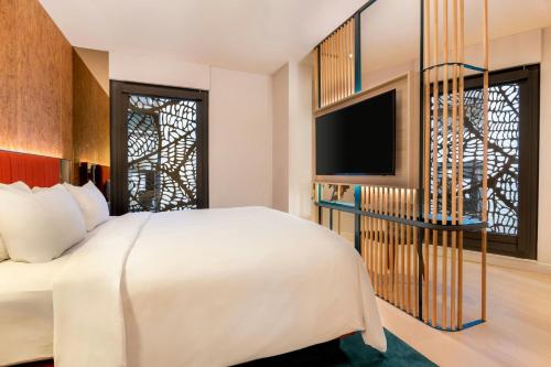 Habitación Doble Confort con cama grande del hotel Renaissance Amsterdam. Foto 3