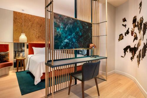 Habitación Doble Confort con cama grande del hotel Renaissance Amsterdam. Foto 4